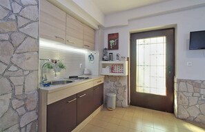 Kühlschrank, Mikrowelle, Herdplatte, Kochgeschirr/Geschirr/Besteck