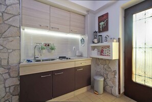 Fridge, microwave, stovetop, cookware/dishes/utensils - Holiday apartment with air conditioning (Premantura)