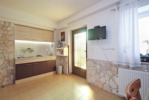 Fridge, microwave, stovetop, cookware/dishes/utensils - Holiday apartment with air conditioning (Premantura)