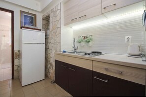 Réfrigérateur, micro-ondes, plaque de cuisson