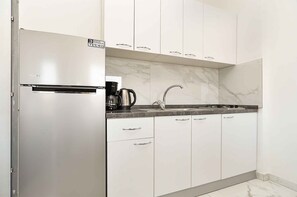 Fridge, stovetop, coffee/tea maker, cookware/dishes/utensils - Holiday apartment with air conditioning (Medulin)