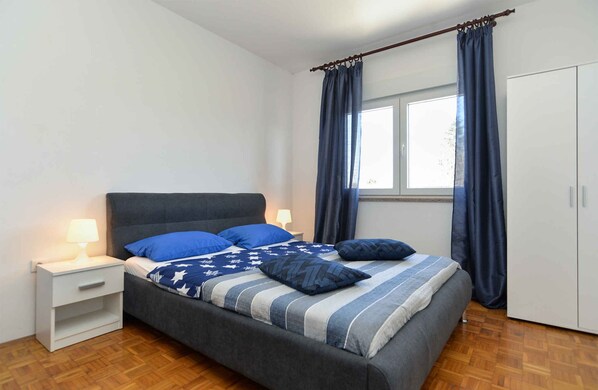 2 bedrooms, iron/ironing board, travel crib, internet