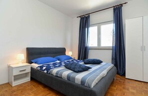 3 chambres, fer et planche à repasser, lit de bébé portatif