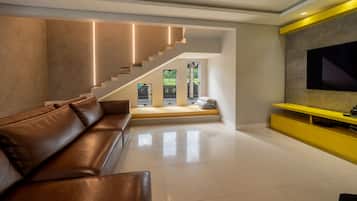 Smart TV, fireplace