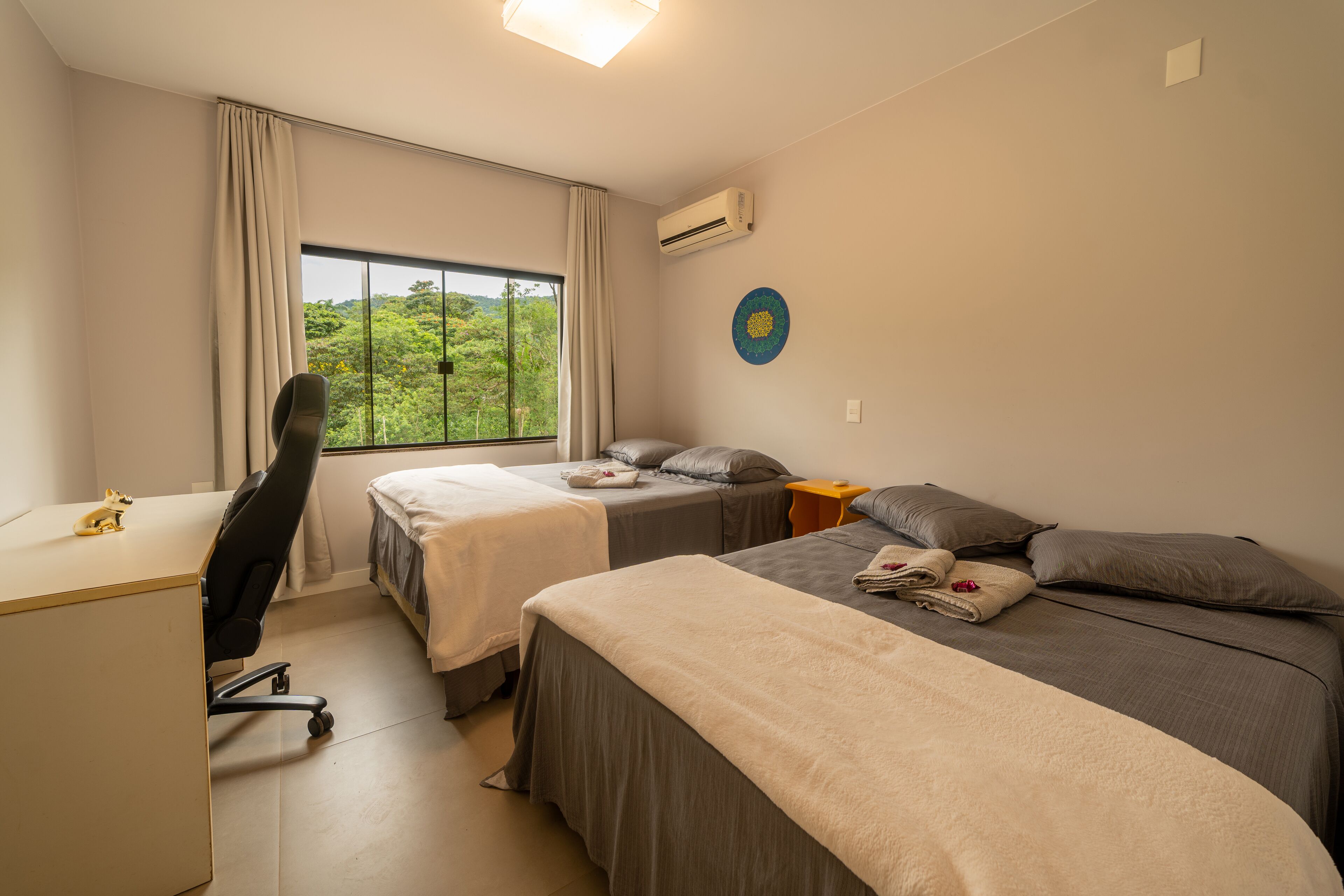 5 Schlafzimmer, Schreibtisch, Bügeleisen/Bügelbrett, Reisekinderbett