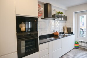Frigorífico, microondas, horno y lavavajillas