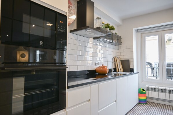 Réfrigérateur, micro-ondes, four, plaque de cuisson