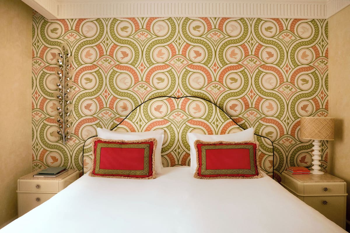 Deluxe Suite | Hypo-allergenic bedding, minibar, in-room safe, soundproofing