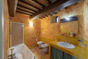 Bidet, towels, soap, toilet paper - Apartment in an ancient medieval village (bruco) (colle di val d'elsa)