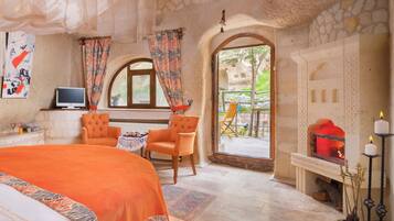 Orange Honeymoon Suite | 1 bedroom, Egyptian cotton sheets, premium bedding, in-room safe