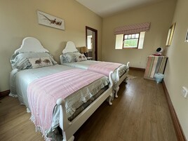 Casa | 3 dormitorios, sistema de insonorización, tabla de planchar con plancha