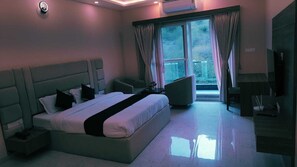 6 bedrooms, iron/ironing board, WiFi, bed sheets - Gorgeous 6-bedroom villa with AC and WiFi in Udaipur (Udaipur)