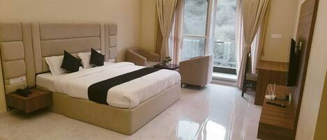 6 quartos, ferros/tábuas de passar roupa, Wi-Fi, roupa de cama