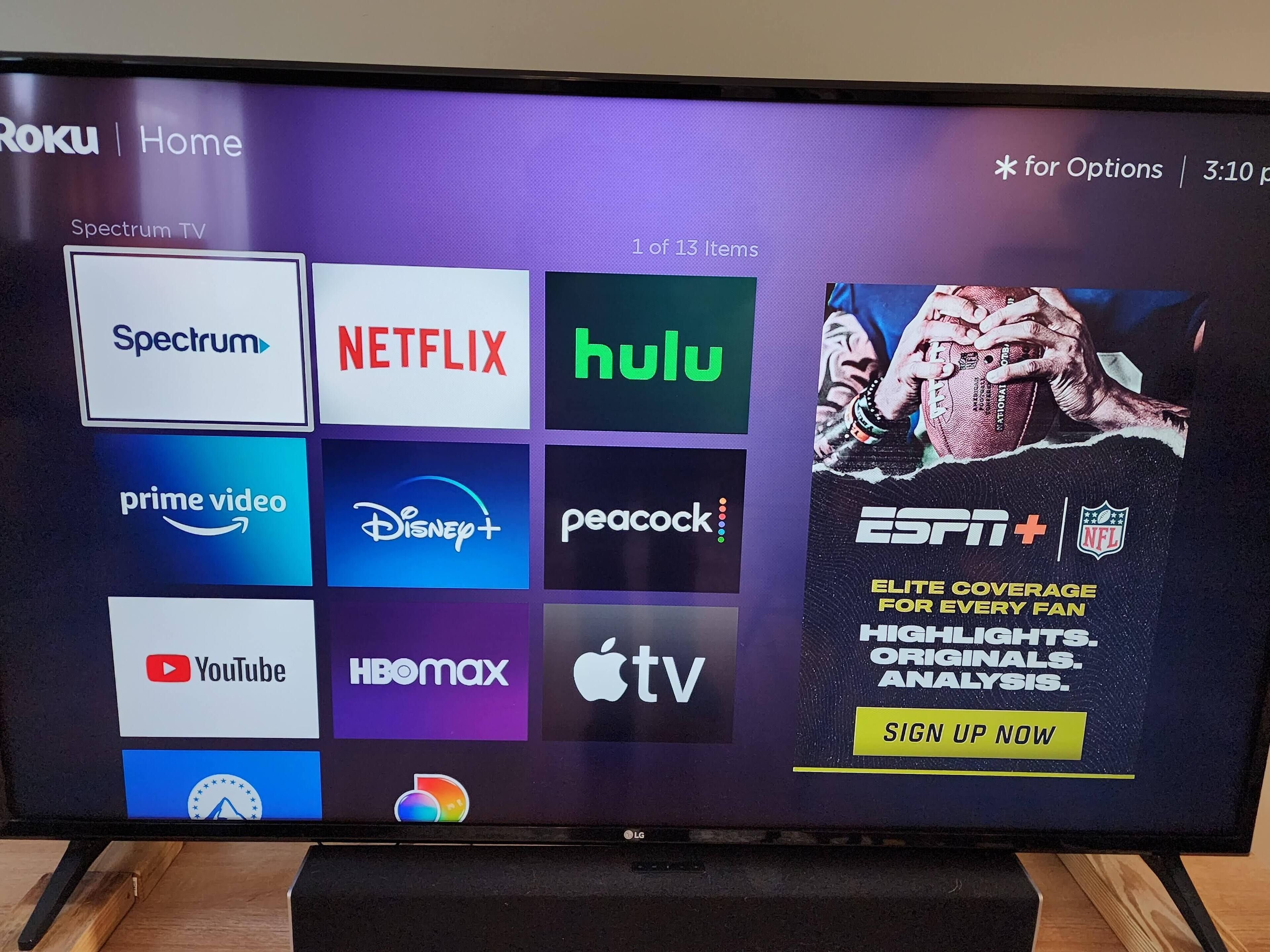 Una pantalla de televisión que muestra una interfaz de Roku con varios logotipos de servicios de streaming.