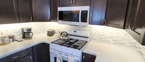 Réfrigérateur, micro-ondes, plaque de cuisson, lave-vaisselle