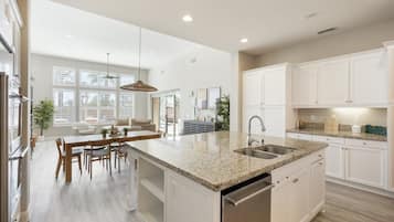 Jääkaappi, mikroaaltouuni, uuni, liesi