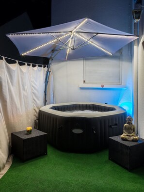 Outdoor spa tub