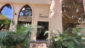 Ein Gebäude mit Rundbogenportalen und einem Schild mit der Aufschrift 'Edificio Fenicia'.