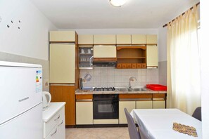 Réfrigérateur, four, plaque de cuisson