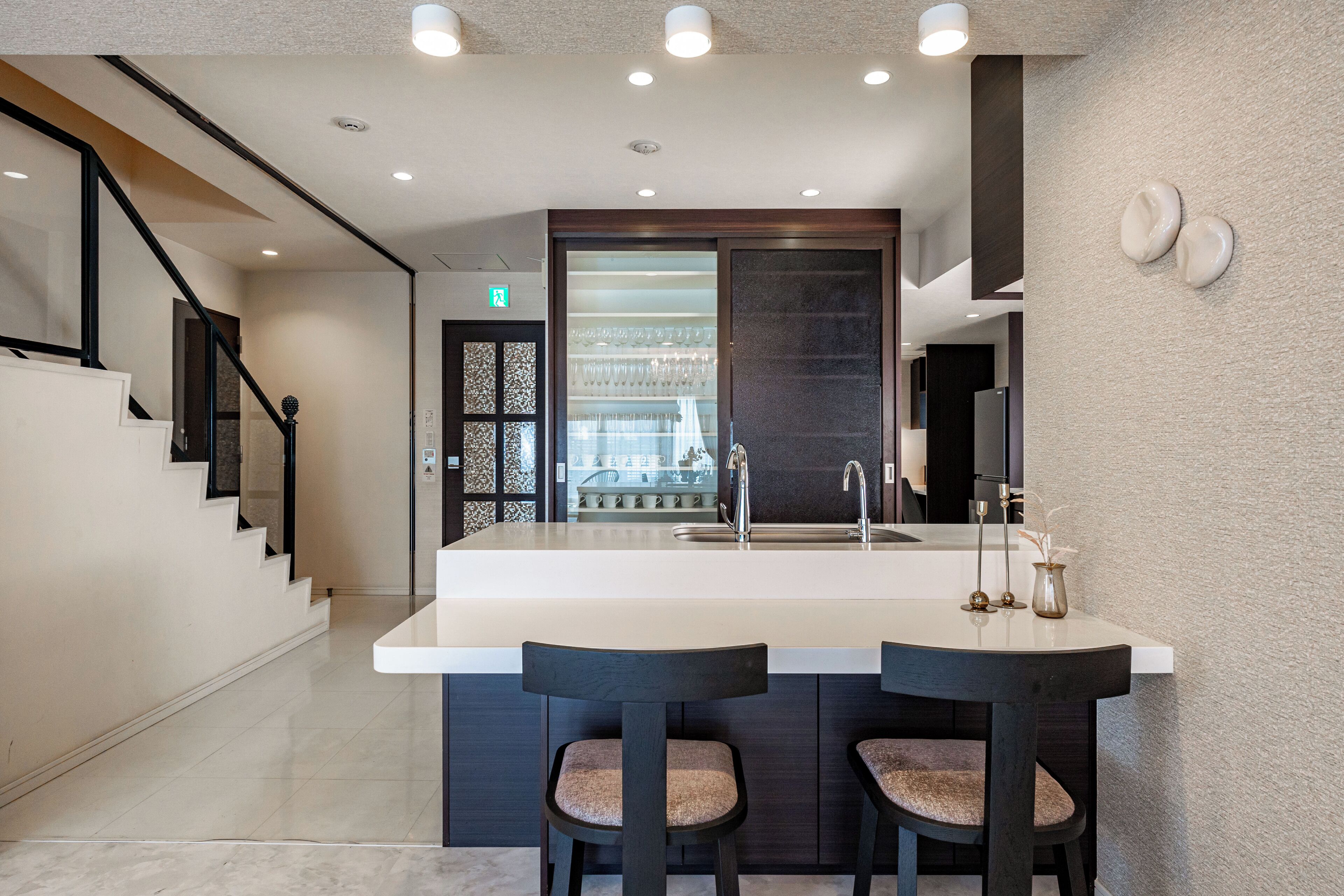 Full-sized fridge, microwave, oven, stovetop