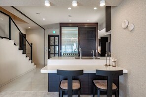 Full-sized fridge, microwave, oven, stovetop - JAPAVISTA Xenith Premium (Osaka)