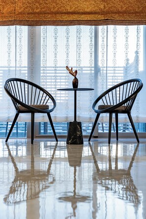 Memory foam-senger, minibar og individuelt dekorert