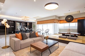 Memory foam-senger, minibar og individuelt dekorert