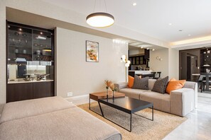 Memory foam-senger, minibar og individuelt dekorert