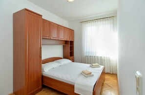 2 室のベッドルーム、アイロン / アイロン台、インターネット