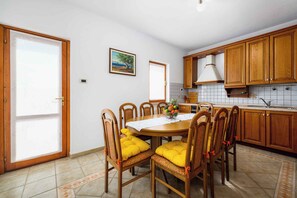 Dining - Holiday apartment with air conditioning (Paradiž)