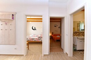 2 bedrooms, travel crib, WiFi