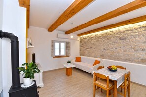 TV - Holiday home with air conditioning (Debeljuhi)