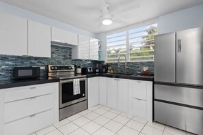 ثلاجة، ميكروويف، فرن، موقد طهي مسطح