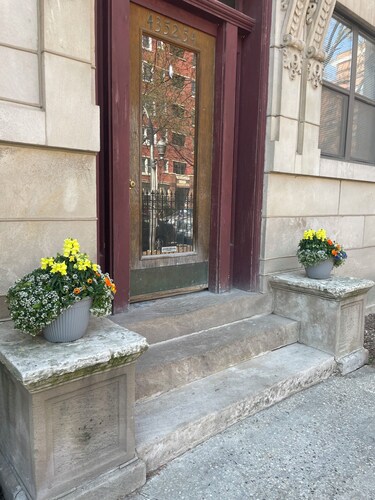 SuperHost Large Roommate style 2 Bedroom, 2 Bath, Patio, Sunroom, L Kitchen