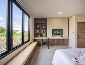 1 habitación, caja de seguridad en la habitación y escritorio 