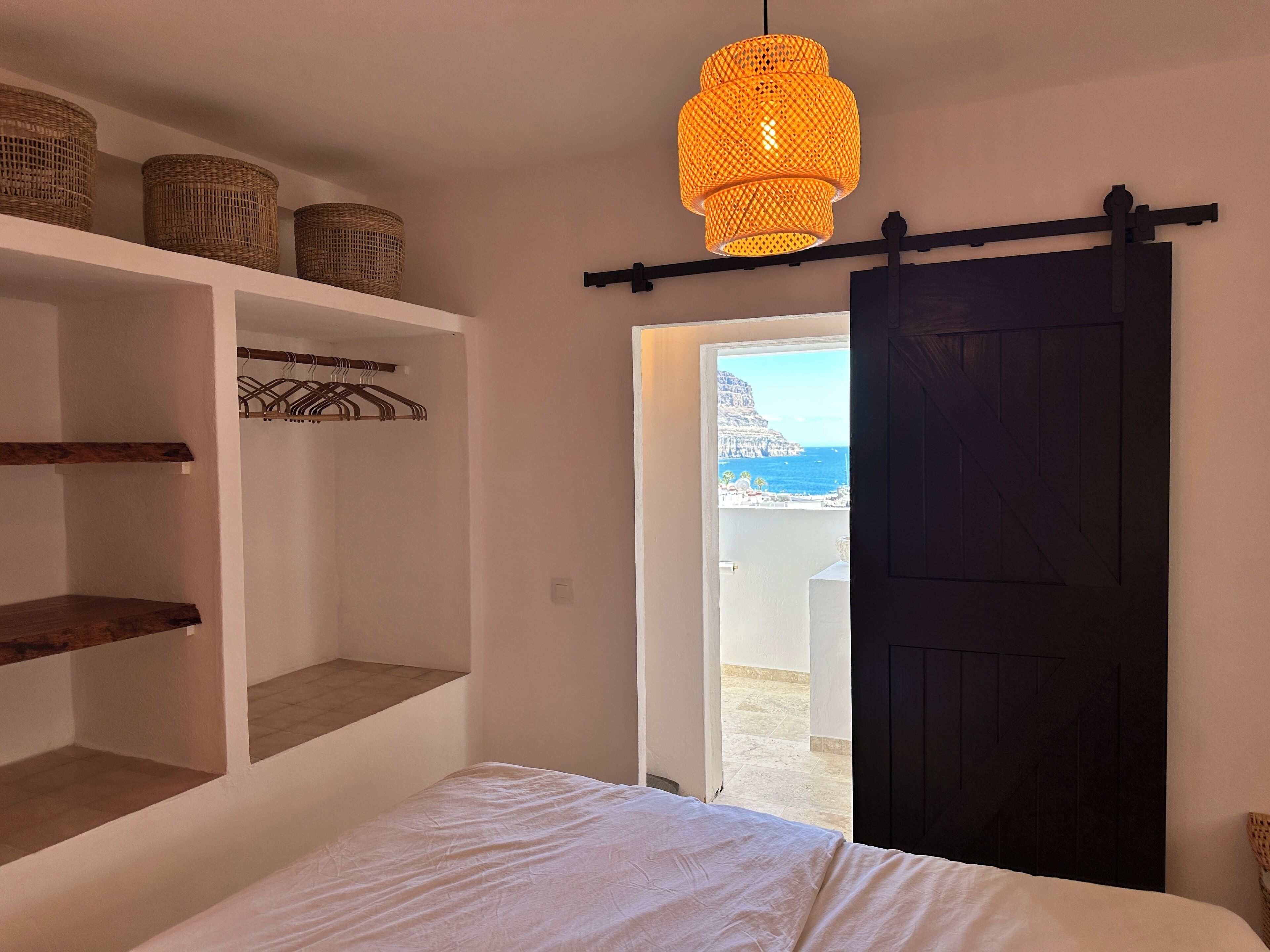 特色装修、特色家居、办公桌、笔记本电脑工作区