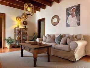 特色装修、特色家居、办公桌、笔记本电脑工作区