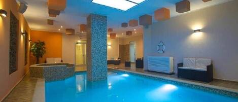 من حمّامات السباحة المغطاة