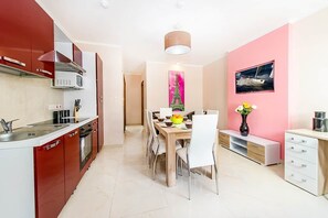 Frigorifero, microonde, forno, piano cottura