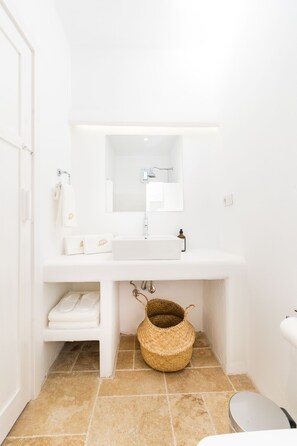 Deluxe Room | Bathroom | Slippers, towels - Giritimu B'yaz (Marmaris)