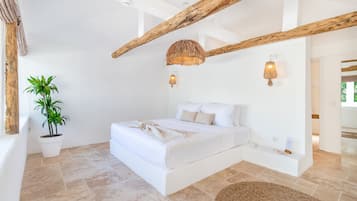 Roof Room | 1 bedroom, in-room safe, free WiFi, bed sheets