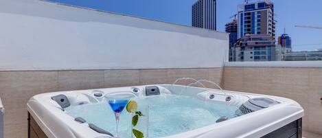 Outdoor spa tub