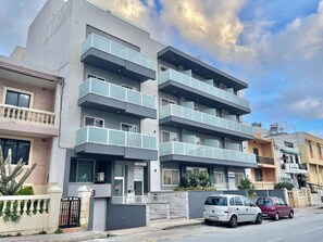 Exterior - Green 3: Studio Apartment in St. Julian's (Swieqi)