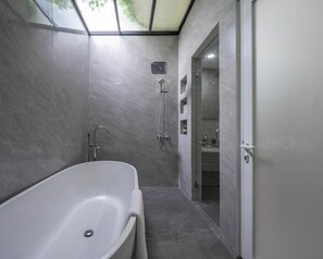 Dusche, umweltfreundliche Kosmetikartikel, Haartrockner, Bidet