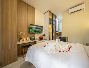 1 habitación, caja de seguridad en la habitación y escritorio 