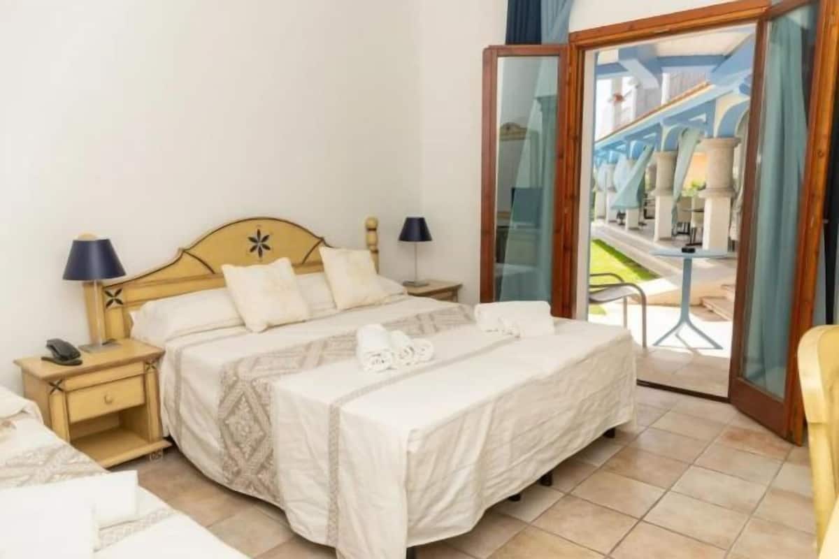 1 habitación, escritorio y espacio para trabajar con laptop