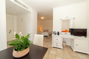 Junior Suite | Desk, laptop workspace, blackout curtains, soundproofing - GH Hotel Diana (Santa Teresa di Gallura)