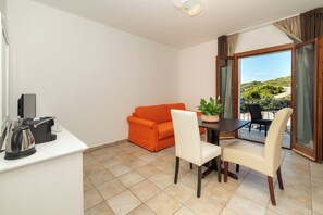 Suite – junior | Skrivebord, skrivebord for bærbar PC, blendingsgardiner og lydisolert