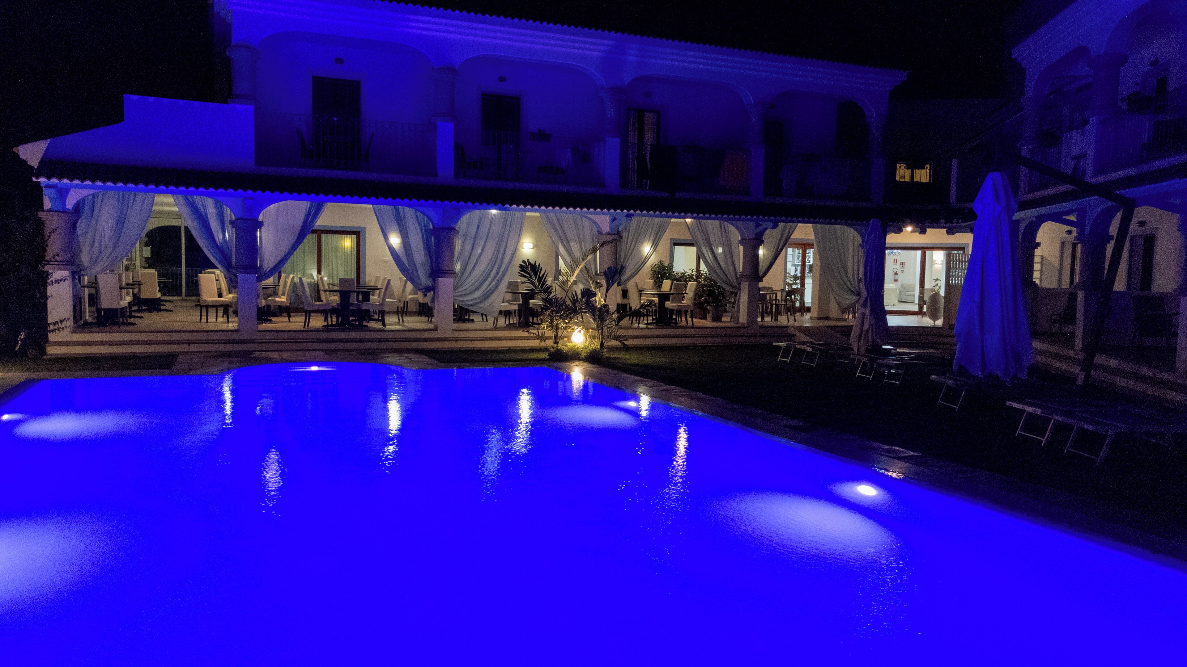 Una piscina al aire libre de temporada