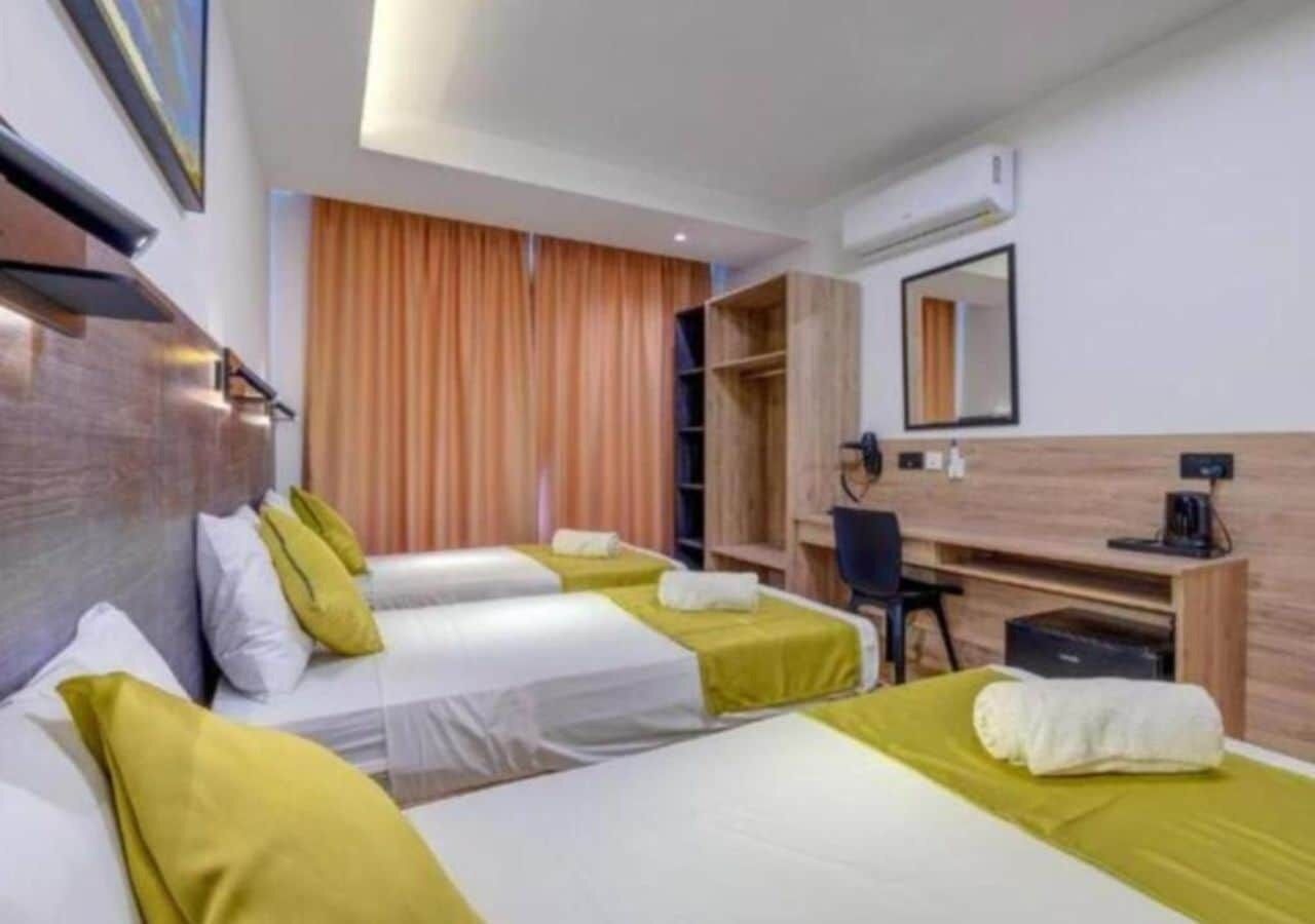 1 dormitorio, tabla de planchar con plancha, wifi y ropa de cama